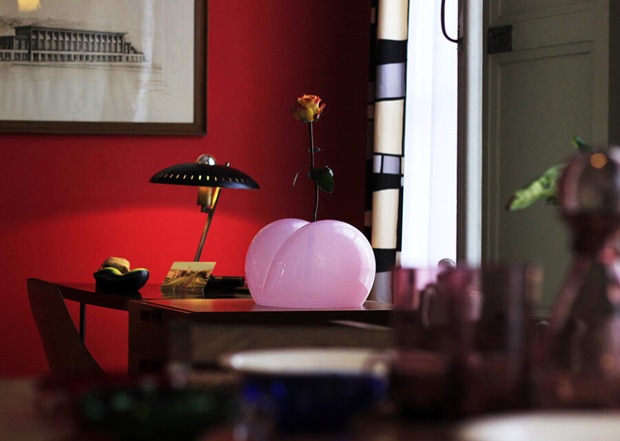 Vase soliflore Bubble Butt – design Mrzyk & Moriceau, 2021 / produit par Le Portique / réalisé en verre soufflé par Stéphane Pelletier, verrier ©Le Portique centre régional d'art contemporain du Havre