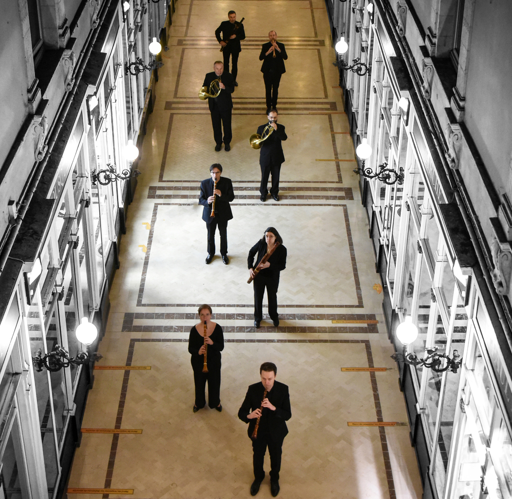 8 artistes musiciens pris en plongée