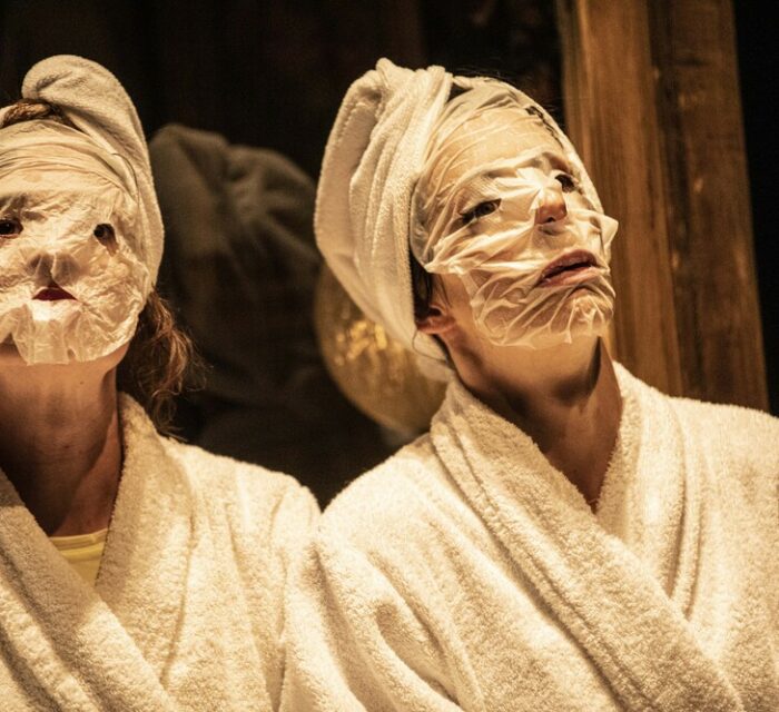 comédiennes en peignoir avec un masque au visage