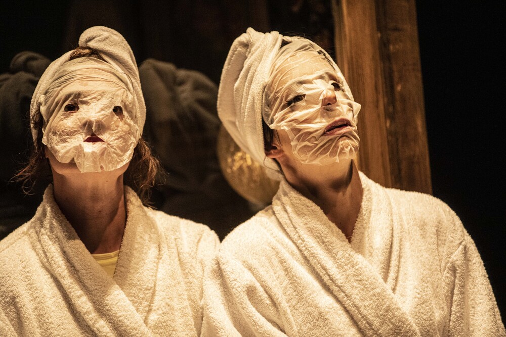 comédiennes en peignoir avec un masque au visage