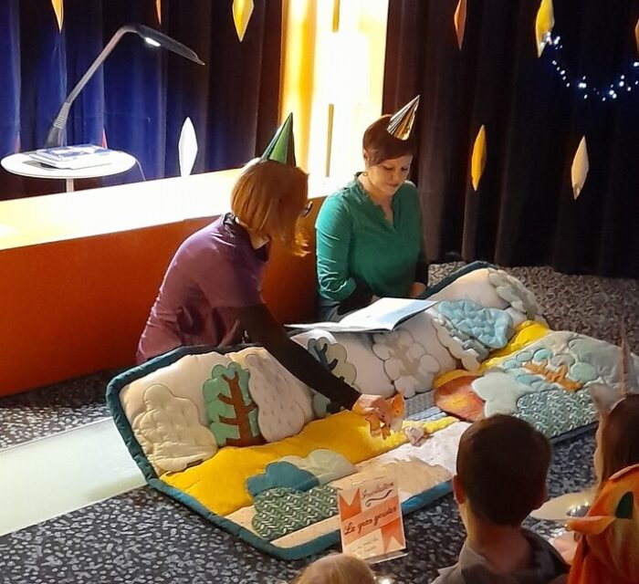 Médiatrices racontant une histoire à des enfants