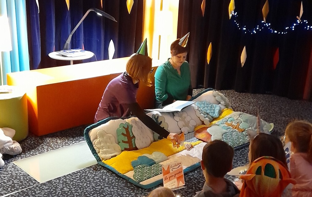 Médiatrices racontant une histoire à des enfants