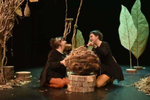 Les deux comédiennes sont à genoux autour d'un nid géant.