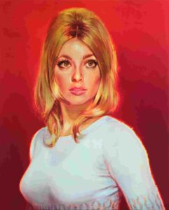 Portrait d'une femme blonde portant un pull blanc sur fond rouge.