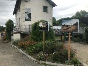 Photographies de Stéphanie Lacombe installées devant la maison éclusière de Neuville.