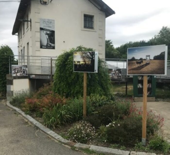 Photographies de Stéphanie Lacombe installées devant la maison éclusière de Neuville.