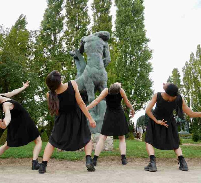 4 danseuses de dos, penchées en arrière, dans un jardin autour d'une statue de centaure.