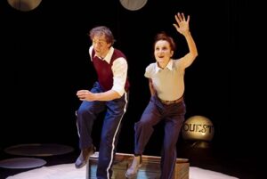 Les deux comédiens sont face au public et ils courent sur place en chantant.