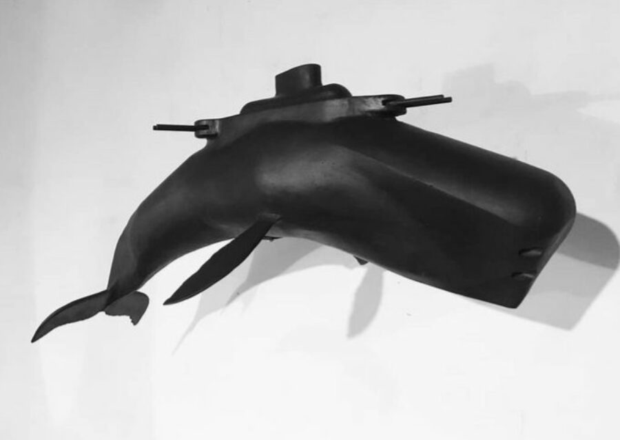 Oeuvre intitulée Killer Whale. C'est une sculpture noire de baleine dont le dos est armé comme un sous-marin.