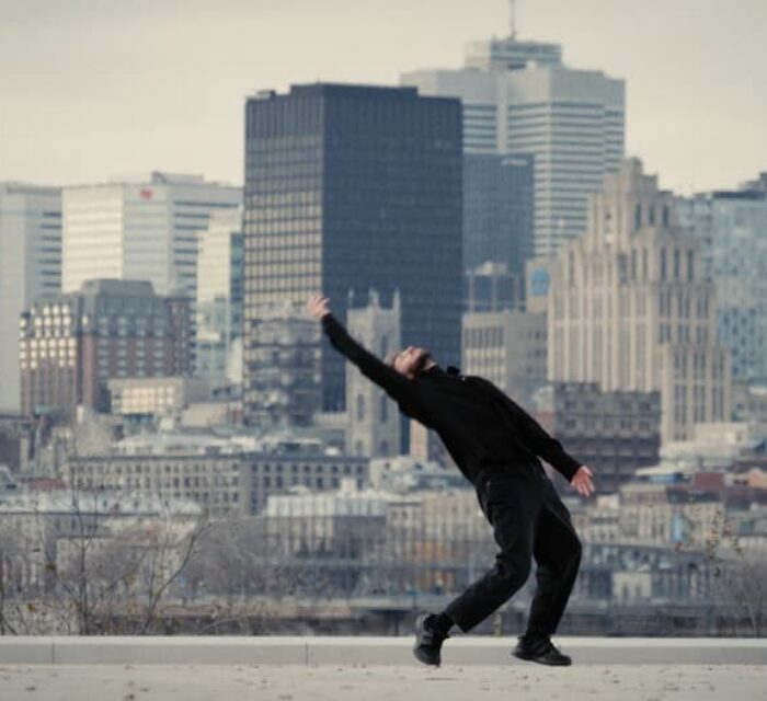 Un danseur sur fond de skyline.