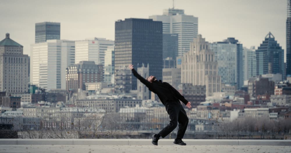 Un danseur sur fond de skyline.