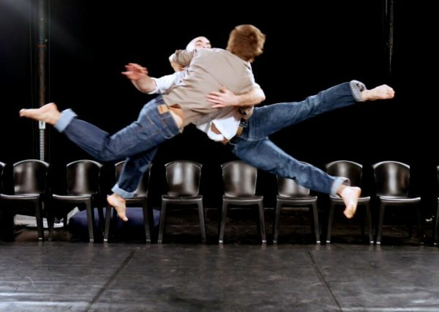 Photo de deux acrobates