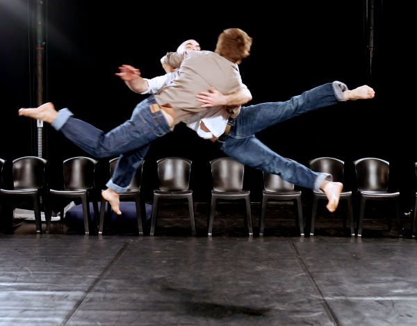 Photo de deux acrobates