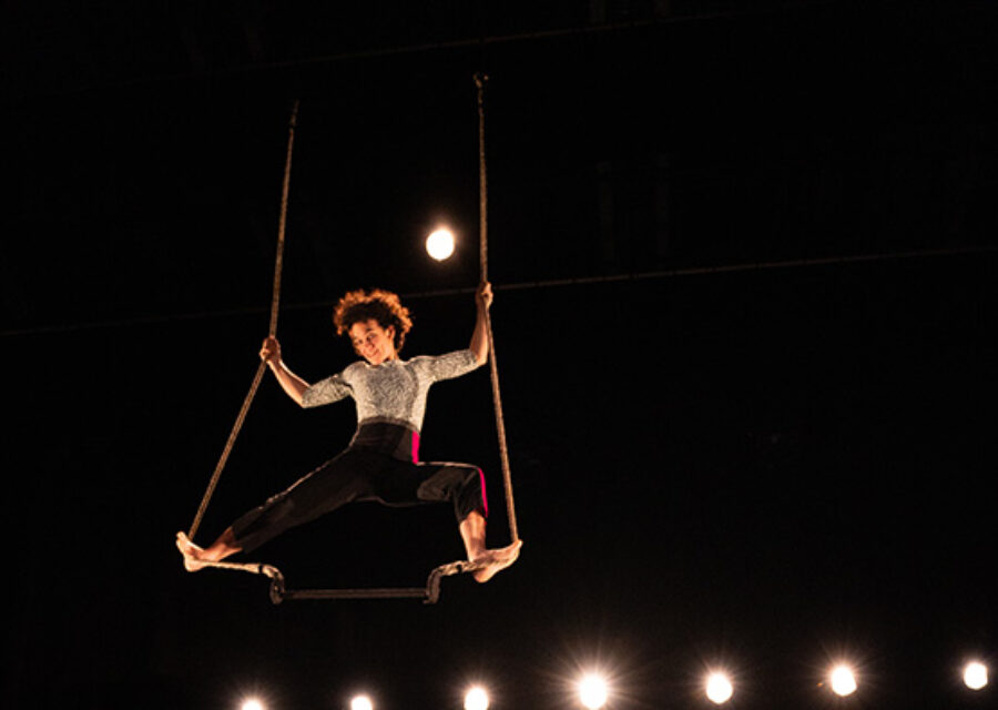 photo du spectacle en haut en bas