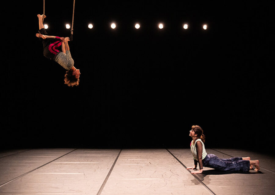 photo du spectacle en haut en bas